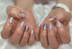 「ハンド ミドルコース」カラフルミラーとランダムラメのニュアンスでです^ ^ ぽこぽこアートも可愛いです！|Nail Salon Linda