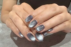 「ハンド マグネット・ワンカラー」中心ではなく先端の方に寄せるのもいつもとちょっと違って◎です|Nail Salon Linda