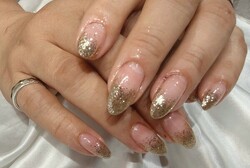 「ハンド ラメ・グラデーション」ロングのゴールドラメもグラデにすると強すぎず夏にもぴったりです！|Nail Salon Linda