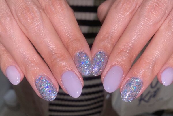 「ハンド ワンカラー」2色にしてラメとシンプルなカラーで差を出しとてもおしゃれです！|Nail Salon Linda