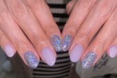 「ハンド ワンカラー」2色にしてラメとシンプルなカラーで差を出しとてもおしゃれです！|Nail Salon Linda
