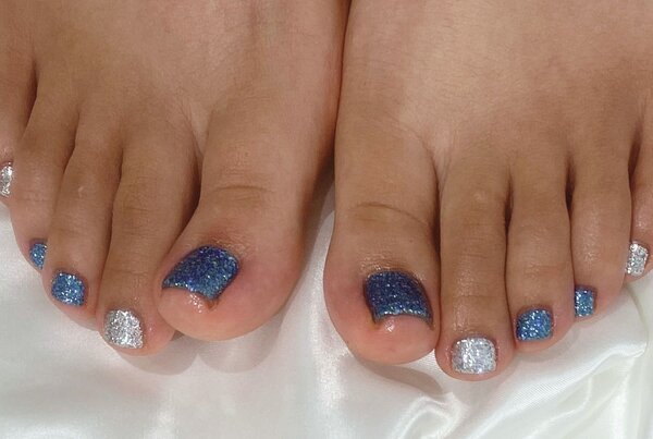 「フット ワンカラー」青とシルバーのラメで足元もキラキラです^_^|Nail Salon Linda