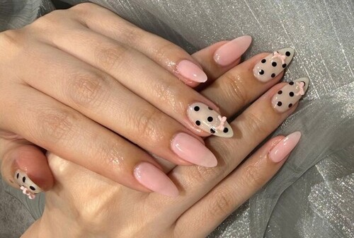 「ハンド ミドルコース」お持ち込みデザイン。 ワンカラーベースにドットとミニリボンがかわいいデザイン！