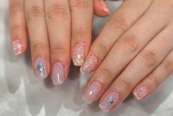 「ハンド 定額デザイン」爽やかねパープルのお色味とラメの涼しげネイル！ アクセントのシェルも可愛いです^ ^|Nail Salon Linda