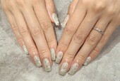 「ハンド 定額デザイン」グリーンとホワイトのニュアンスが涼しげな今の季節にも合うデザインです。|Nail Salon Linda