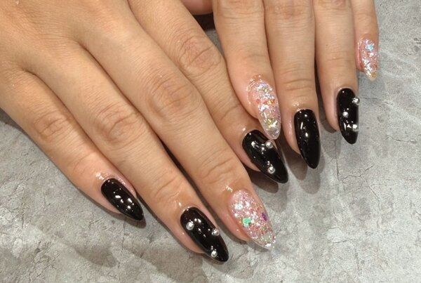「ハンド ライトコース」ブラックとラメがカッコいいカラーデザインです。|Nail Salon Linda