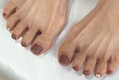 「フット ワンカラー」ブラウン×ゴールドの組み合わせが可愛いです^ ^ 2色まで同一料金でご案内できます！|Nail Salon Linda