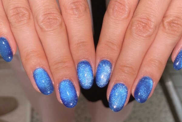 「ハンド マグネット・ワンカラー」鮮やかなブルーで梅雨の時期や厚い季節にぴったりです！|Nail Salon Linda