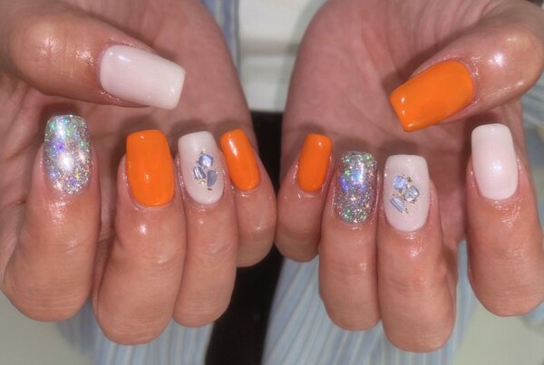 「ハンド 定額デザイン」オレンジがとても差し色になり綺麗です！|Nail Salon Linda