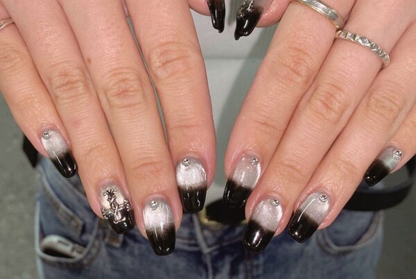 「ハンド ミドルコース」かっこいい印象にするために、黒やクロスを使ったデザインです！|Nail Salon Linda