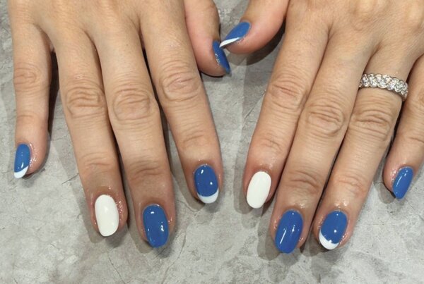 「ハンド 定額デザイン」定額カラーチェンジ！ マットカラーの白と青が夏らしいカラーデザイン！|Nail Salon Linda