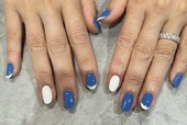 「ハンド 定額デザイン」定額カラーチェンジ！ マットカラーの白と青が夏らしいカラーデザイン！|Nail Salon Linda