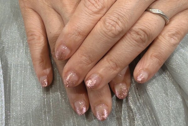 「ハンド グラデーション」キラキラ感の強いラメもグラデーションにすると雰囲気が変わります|Nail Salon Linda