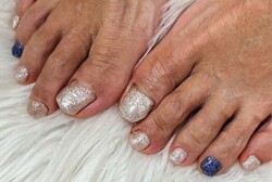 「フット マグネットカラー」ブルーをアクセントにしたフラッシュのワンカラーネイルです^ ^ 2色まで同一料金です！|Nail Salon Linda