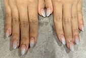 「ハンド グラデーション」パステルブルーのグラデーションで少し光るラメが可愛く、上品な仕上がりです！|Nail Salon Linda