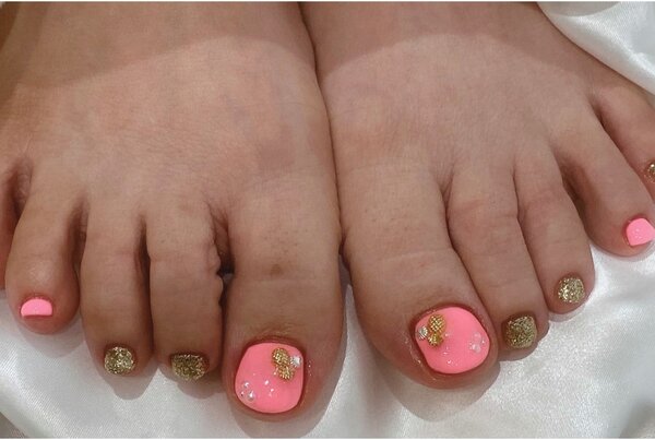 「フット ライトコース」フットでしっかり目立つピンクとゴールドラメで夏らしくなります♪|Nail Salon Linda