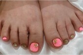 「フット ライトコース」フットでしっかり目立つピンクとゴールドラメで夏らしくなります♪|Nail Salon Linda