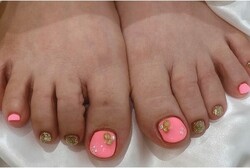 「フット ライトコース」フットでしっかり目立つピンクとゴールドラメで夏らしくなります♪|Nail Salon Linda