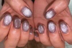 「ハンド マグネット・ワンカラー」ブラウンベースにブルーのラメでおしゃれな色味です！|Nail Salon Linda