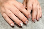 「ハンド ライトコース」肌馴染みの良いカラーにすることで大人キラキラネイルです|Nail Salon Linda