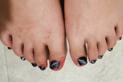 「フット マグネット・ワンカラー」ネイビーと斜めラインで大人な雰囲気に！|Nail Salon Linda