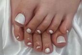 「フット ワンカラー」ホワイトカラーに細かめのラメが入った綺麗なお色味です！|Nail Salon Linda