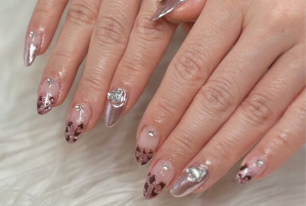 「ハンド ミドルコース」フラッシュグラデ×ミラーのキラキラネイル！ パーツのアクセントも可愛いです|Nail Salon Linda