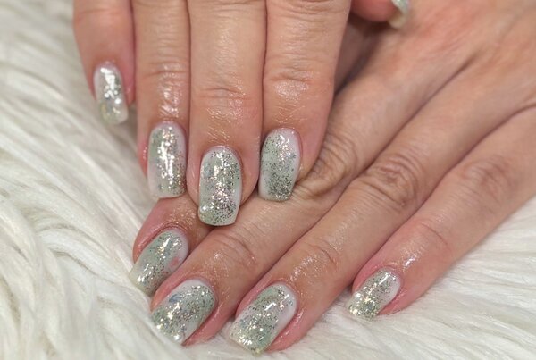 「ハンド ライトコース」涼しげなニュアンスデザインです^ ^ ホロもさりげなく入っていて可愛いです！|Nail Salon Linda