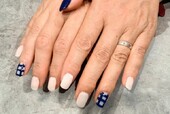 「ハンド 定額デザイン」ネイビー×ホワイト最近サロンでも人気の組み合わせです。|Nail Salon Linda