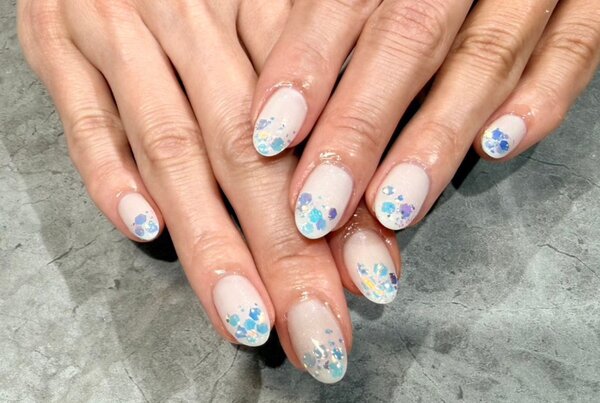 「ハンド 定額デザイン」ベースカラーのホワイトとホロが紫陽花みたいで可愛いデザインです|Nail Salon Linda