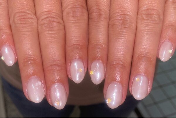 「ハンド ミラーネイル」夏らしい白で艶々になります！|Nail Salon Linda