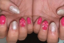 「ハンド 定額デザイン」ネオンピンクは明るくて目が惹かれるお色味です♪|Nail Salon Linda