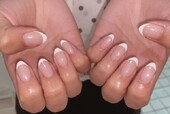 「ハンド フレンチネイル」ベースカラーにほんのりラメを仕込み、きらきら感も出しています！|Nail Salon Linda