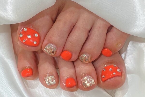 「フット ライトコース」ネオンオレンジにパーツをしっかりのせてキラキラです！|Nail Salon Linda