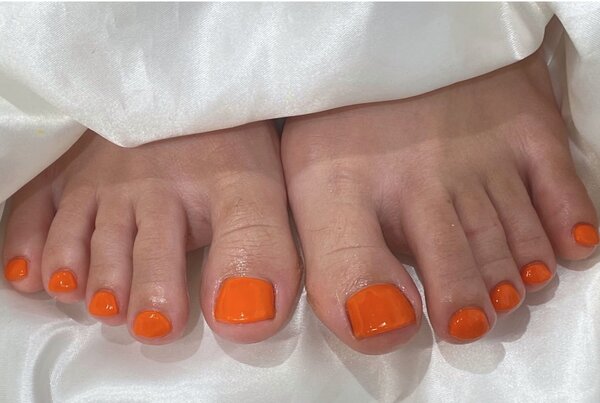 「フット ワンカラー」夏を感じるオレンジで元気が出ます！|Nail Salon Linda