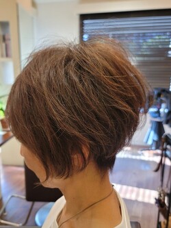 【白髪率30%の白髪設計｜前下がりショート×ミルクティーグレージュ】|hair Qril