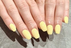 「ハンド ワンカラー」バターイエローで可愛い雰囲気に！|Nail Salon Linda