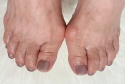 「フット ワンカラー」モーブ系カラーで大人な雰囲気になります！|Nail Salon Linda