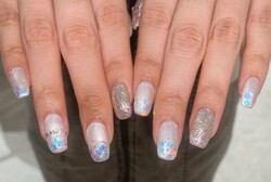 「ハンド 定額デザイン」ホワイトパールの色味にオーロラホロで鮮やかになります！|Nail Salon Linda