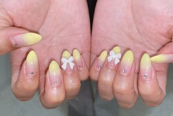 「ハンド グラデーション」プラス料金でパーツ代頂いています！ 明るいお色味は夏に向けて大人気です！|Nail Salon Linda