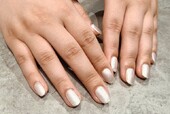 「ハンド ワンカラー」パールラメが上品なカラーです！|Nail Salon Linda
