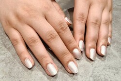 「ハンド ワンカラー」パールラメが上品なカラーです！|Nail Salon Linda