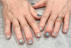 「ハンド 定額デザイン」オーロララメとブルーマグネットで夏ネイルです！|Nail Salon Linda