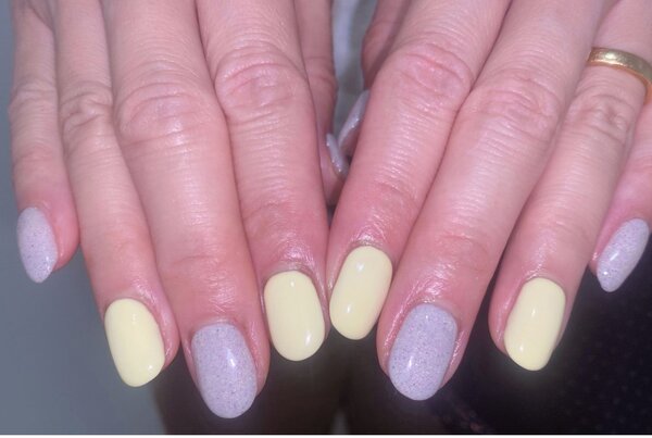 「ハンド ワンカラー」パステルイエローとサンドジェルでシンプルの中におしゃれさを♪|Nail Salon Linda