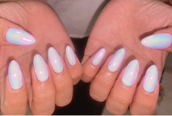 「ハンド ワンカラー」ワンカラーネイルにプラスでミラーネイルです！ 艶々で可愛らしい仕上がりになります！|Nail Salon Linda