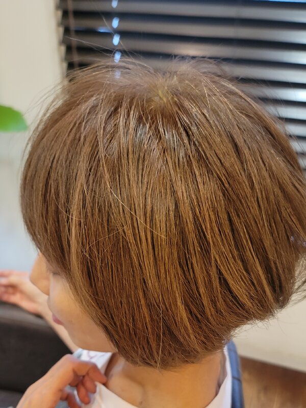 白髪率80〜100%だからこそ楽しめる、天然ヘナのゴールドベージュとドライカット|hair Qril