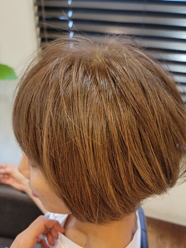 白髪率80〜100%だからこそ楽しめる、天然ヘナのゴールドベージュとドライカット