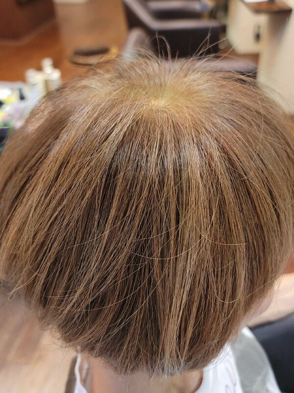白髪率80〜100%だからこそ楽しめる、天然ヘナのゴールドベージュとドライカット|hair Qril