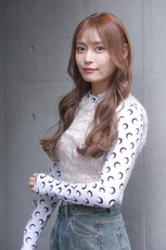 大人可愛いゆるウェーブロングベージュカラー艶髪スタイル|Hair Make TOP SHAPE