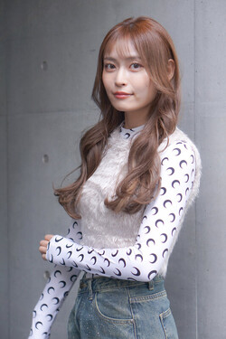 大人可愛いゆるウェーブロングベージュカラー艶髪スタイル|Hair Make TOP SHAPE